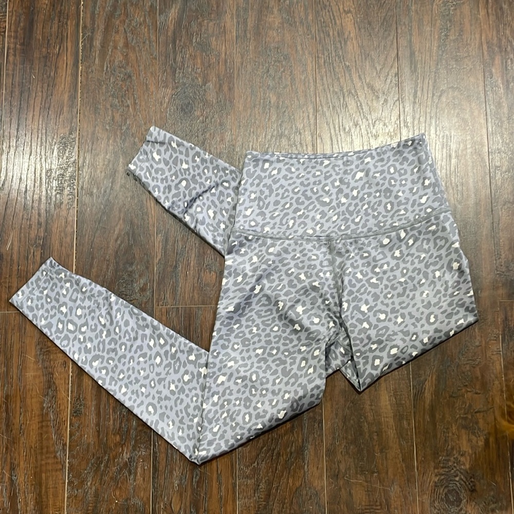 Beyond Yoga Gray Leopard Print Leggings
